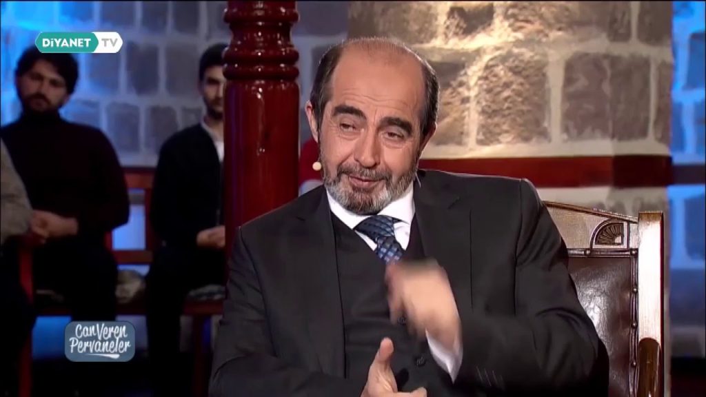 Allah iki büklüm olanları sever